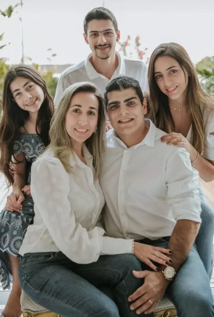 Frederico Abrahão com sua esposa e filhos em retrato de família