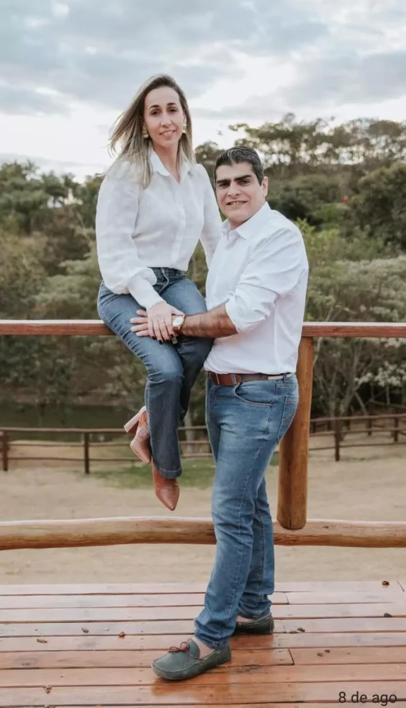 Frederico Abrahão com sua esposa ao ar livre